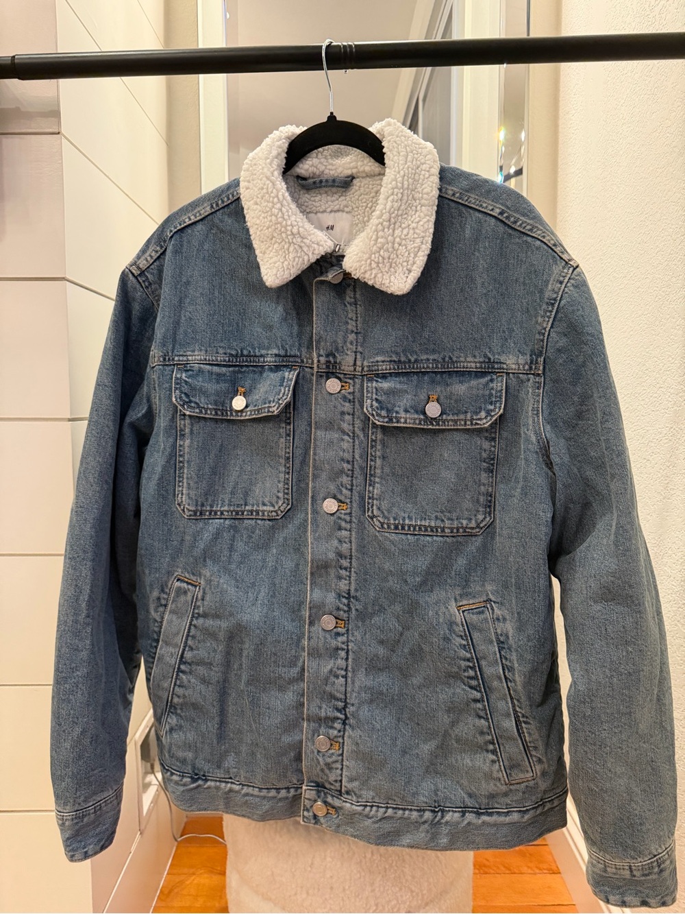 H&M Men’s Sherpa-Lined Denim Trucker Jacket - Picture 3 of 5